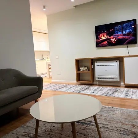 Stylish 2br Near Pedestrian Area דירה *