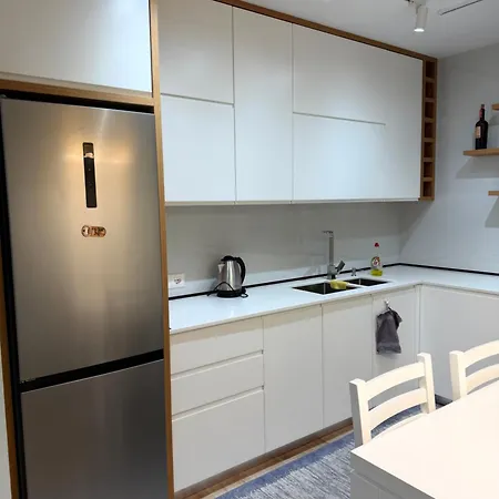 Stylish 2br Near Pedestrian Area דירה