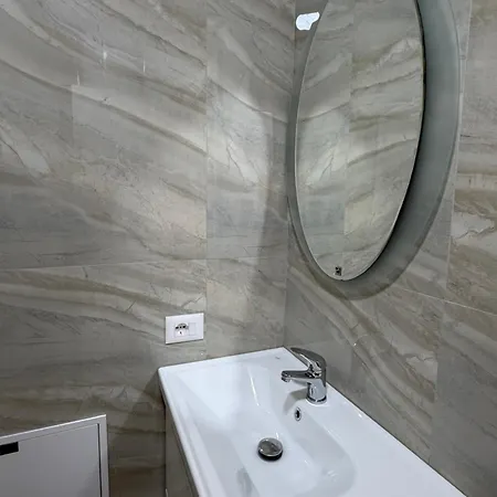 Stylish 2br Near Pedestrian Area דירה *